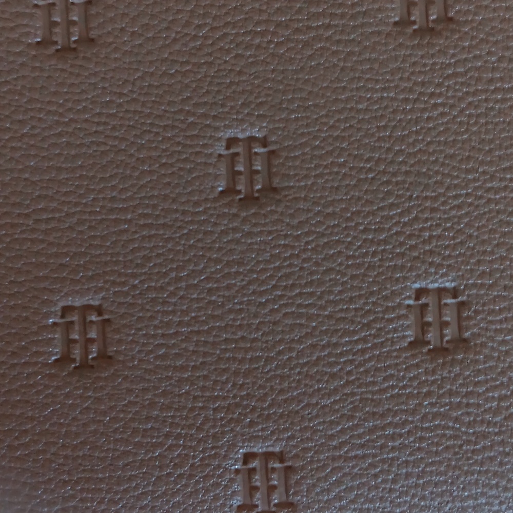NWT.Tommy Hilfiger Tan Embossed Zip-Around Wallet - Picture 6 of 8